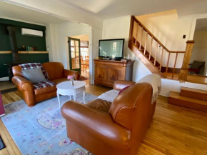 Cozy Winter Escape - Family Home, Near Skiing